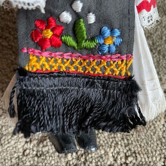 Vintage 70s Handmade Hungarian Doll in Traditional Costume - Picture 9 of 11